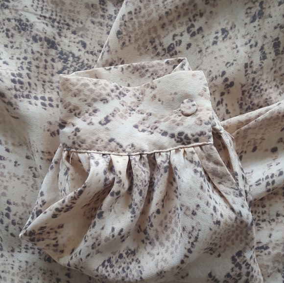 NWOT Clearance Real pretty beige and tan snakeskin blouse - Picture 5 of 6